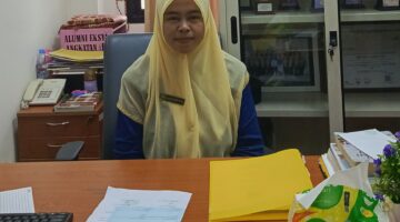 Dosen Ekonomi Publik UIN Mahmud Yunus Batusangkar, Al Husna Nupiah, memberikan penjelasan tentang pentingnya memahami isi kontrak sebelum kredit kendaraan, di kampus setempat, Jumat (17/10/2025).