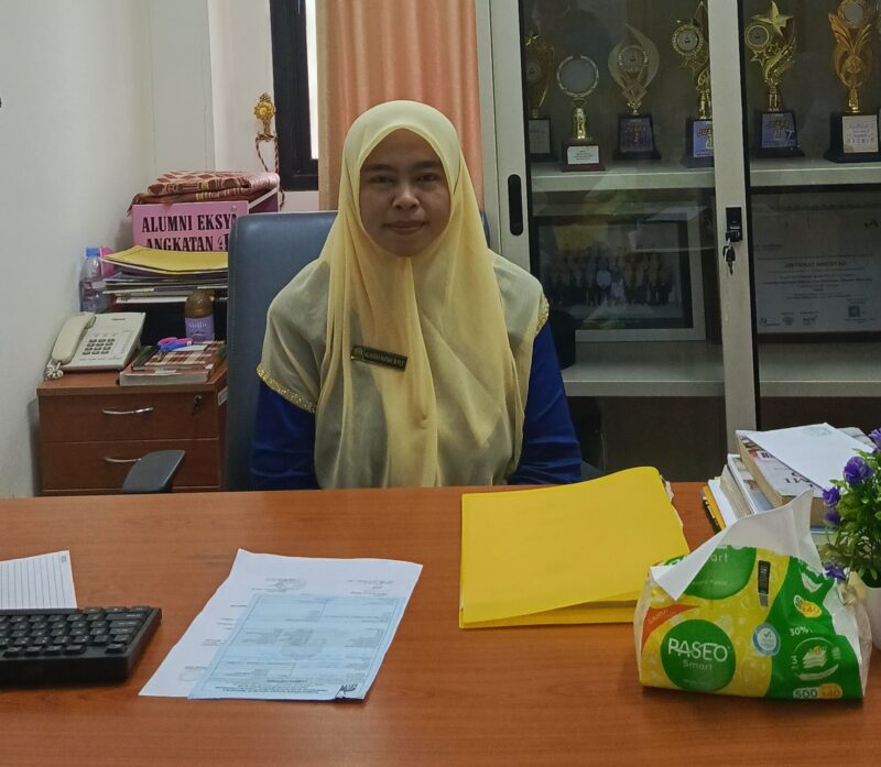 Dosen Ekonomi Publik UIN Mahmud Yunus Batusangkar, Al Husna Nupiah, memberikan penjelasan tentang pentingnya memahami isi kontrak sebelum kredit kendaraan, di kampus setempat, Jumat (17/10/2025).