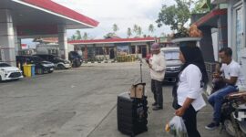 Rio, penyanyi jalanan, tampil menggunakan speaker aktif di SPBU Kiambang, menghibur warga dengan lagu-lagu Pop Minang dan Pop Indonesia. (Foto: Mardoni Saputra)