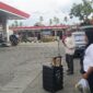 Rio, penyanyi jalanan, tampil menggunakan speaker aktif di SPBU Kiambang, menghibur warga dengan lagu-lagu Pop Minang dan Pop Indonesia. (Foto: Mardoni Saputra)