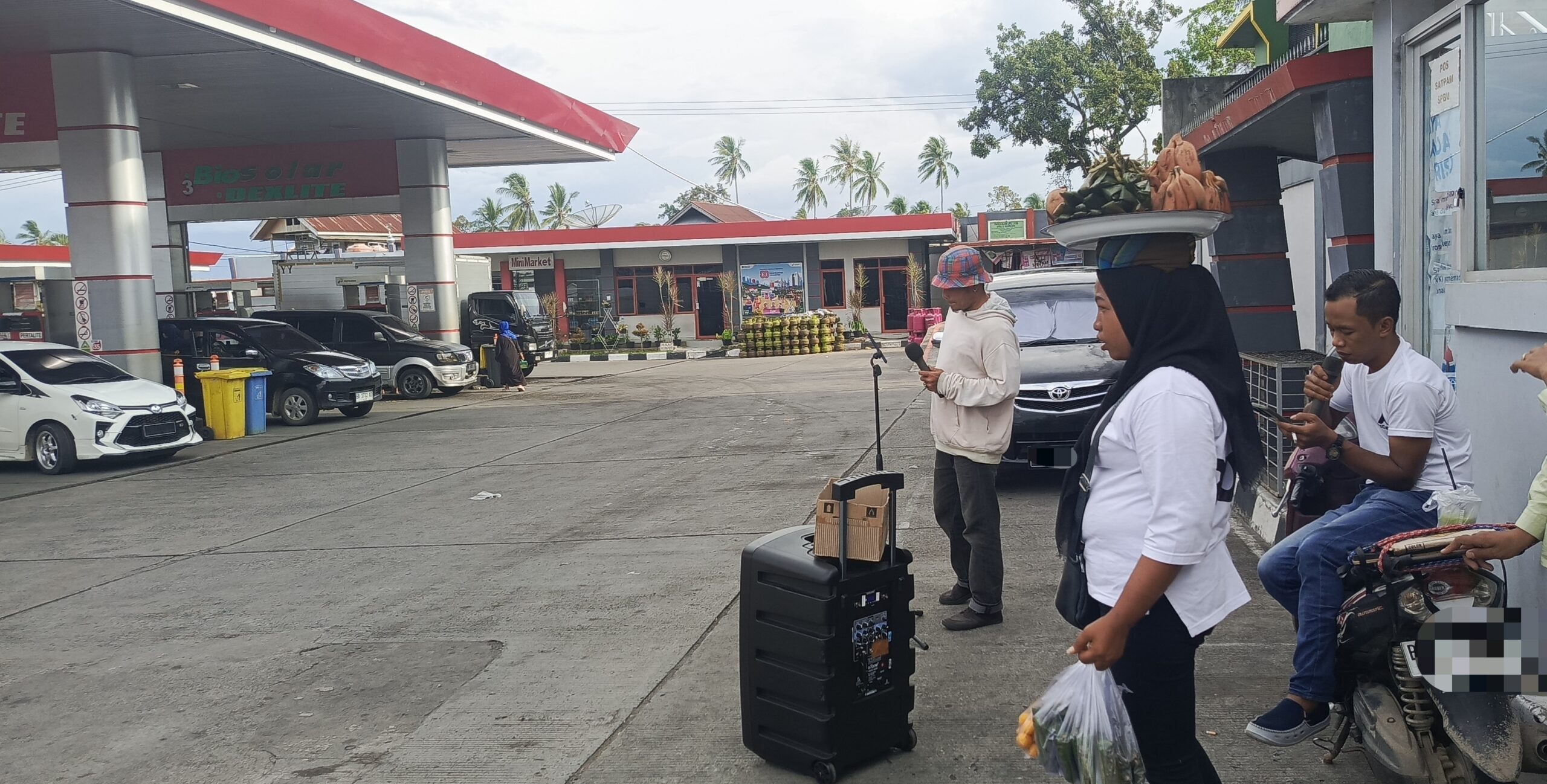 SPBU Jadi Ruang Ekspresi Baru: Musik Jalanan Mengalun di Pom Bensin Kiambang .