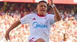 Alexis Sánchez merayakan gol pembuka Sevilla ke gawang Barcelona lewat titik penalti pada laga La Liga pekan kedelapan di Stadion Ramón Sánchez Pizjuán, Senin (6/10/2025) dini hari WIB. (Ist.)
