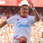 Alexis Sánchez merayakan gol pembuka Sevilla ke gawang Barcelona lewat titik penalti pada laga La Liga pekan kedelapan di Stadion Ramón Sánchez Pizjuán, Senin (6/10/2025) dini hari WIB. (Ist.)