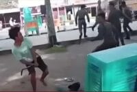 PKL mengamuk dan menyerang petugas Satpol PP Kota Padang dengan linggis, saat penertiban di Jalan Samudera, Kecamatan Padang Barat.