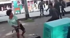 PKL mengamuk dan menyerang petugas Satpol PP Kota Padang dengan linggis, saat penertiban di Jalan Samudera, Kecamatan Padang Barat.