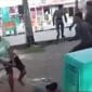 PKL mengamuk dan menyerang petugas Satpol PP Kota Padang dengan linggis, saat penertiban di Jalan Samudera, Kecamatan Padang Barat.