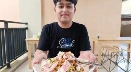 Fikru (18), generasi ketiga pemilik Bofet Garuda, melanjutkan usaha kuliner legendaris tersebut di lantai dua Gedung Fase VII Pasar Raya Padang, Sabtu (18/10/2025). (Ist.)
