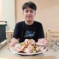Fikru (18), generasi ketiga pemilik Bofet Garuda, melanjutkan usaha kuliner legendaris tersebut di lantai dua Gedung Fase VII Pasar Raya Padang, Sabtu (18/10/2025). (Ist.)