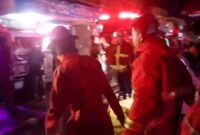 Petugas Damkar Kota Padang mengevakuasi korban meninggal dunia, Bobi (30), dalam peristiwa kebakaran ruko oli di Padang Barat, Jumat dinihari (24/10/2025). (Ist.)