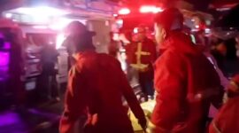 Petugas Damkar Kota Padang mengevakuasi korban meninggal dunia, Bobi (30), dalam peristiwa kebakaran ruko oli di Padang Barat, Jumat dinihari (24/10/2025). (Ist.)
