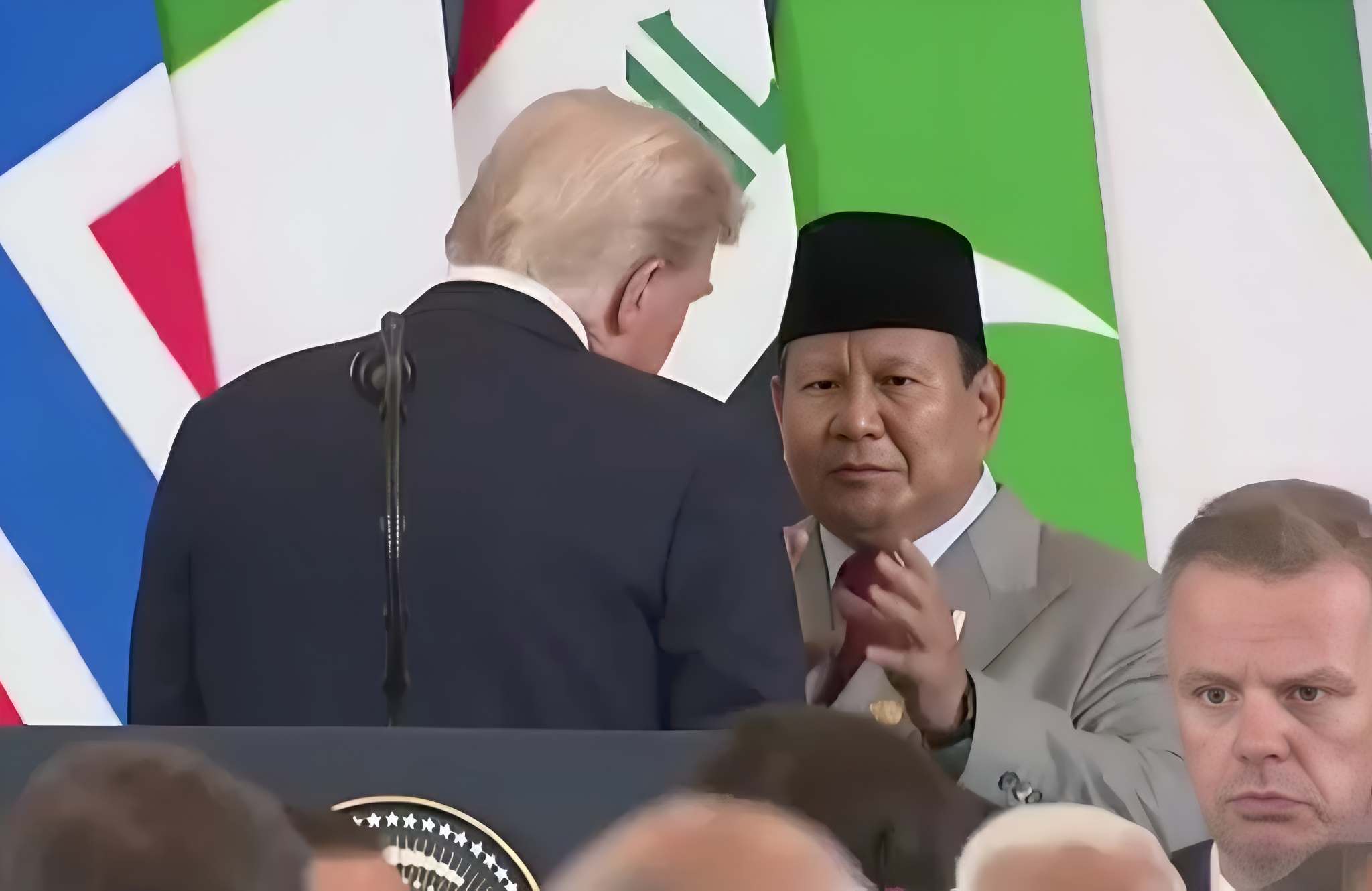 Presiden RI Prabowo Subianto berdialog dalam ekspresi serius dengan Presiden AS Donald Trump, di sela KTT Perdamaian Timur Tengah di Sharm el-Sheikh, Mesir, Senin (13/10/2025). (Ist.)