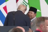 Presiden RI Prabowo Subianto berbisik kepada Presiden AS Donald Trump, di sela KTT Perdamaian Timur Tengah di Sharm el-Sheikh, Mesir, Senin (13/10/2025). (Ist.)