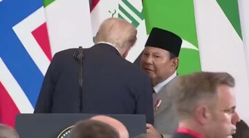 Presiden RI Prabowo Subianto berbisik kepada Presiden AS Donald Trump, di sela KTT Perdamaian Timur Tengah di Sharm el-Sheikh, Mesir, Senin (13/10/2025). (Ist.)