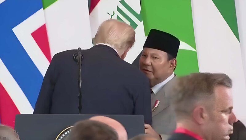 Presiden RI Prabowo Subianto berbisik kepada Presiden AS Donald Trump, di sela KTT Perdamaian Timur Tengah di Sharm el-Sheikh, Mesir, Senin (13/10/2025). (Ist.)