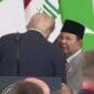 Presiden RI Prabowo Subianto berbisik kepada Presiden AS Donald Trump, di sela KTT Perdamaian Timur Tengah di Sharm el-Sheikh, Mesir, Senin (13/10/2025). (Ist.)