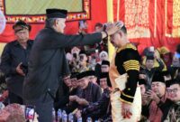 Ketua LKAAM Sumbar Fauzi Bahar Datuak Sati dikukuhkan sebagai Penghulu Suku Koto Kenagarian Koto Tangah dalam prosesi Batagak Gala, Sabtu (11/10/2025). (Ist.)