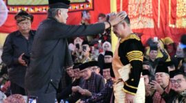 Ketua LKAAM Sumbar Fauzi Bahar Datuak Sati dikukuhkan sebagai Penghulu Suku Koto Kenagarian Koto Tangah dalam prosesi Batagak Gala, Sabtu (11/10/2025). (Ist.)