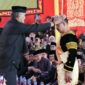 Ketua LKAAM Sumbar Fauzi Bahar Datuak Sati dikukuhkan sebagai Penghulu Suku Koto Kenagarian Koto Tangah dalam prosesi Batagak Gala, Sabtu (11/10/2025). (Ist.)