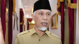 Gubernur Sumatera Barat, Mahyeldi Ansharullah, saat menyampaikan pernyataan pers dan instruksi kepada kepala daerah terkait pengetatan pengawasan usaha penginapan pasca insiden glamping maut di Alahan Panjang, Solok. (Ist.)