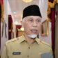 Gubernur Sumatera Barat, Mahyeldi Ansharullah, saat menyampaikan pernyataan pers dan instruksi kepada kepala daerah terkait pengetatan pengawasan usaha penginapan pasca insiden glamping maut di Alahan Panjang, Solok. (Ist.)