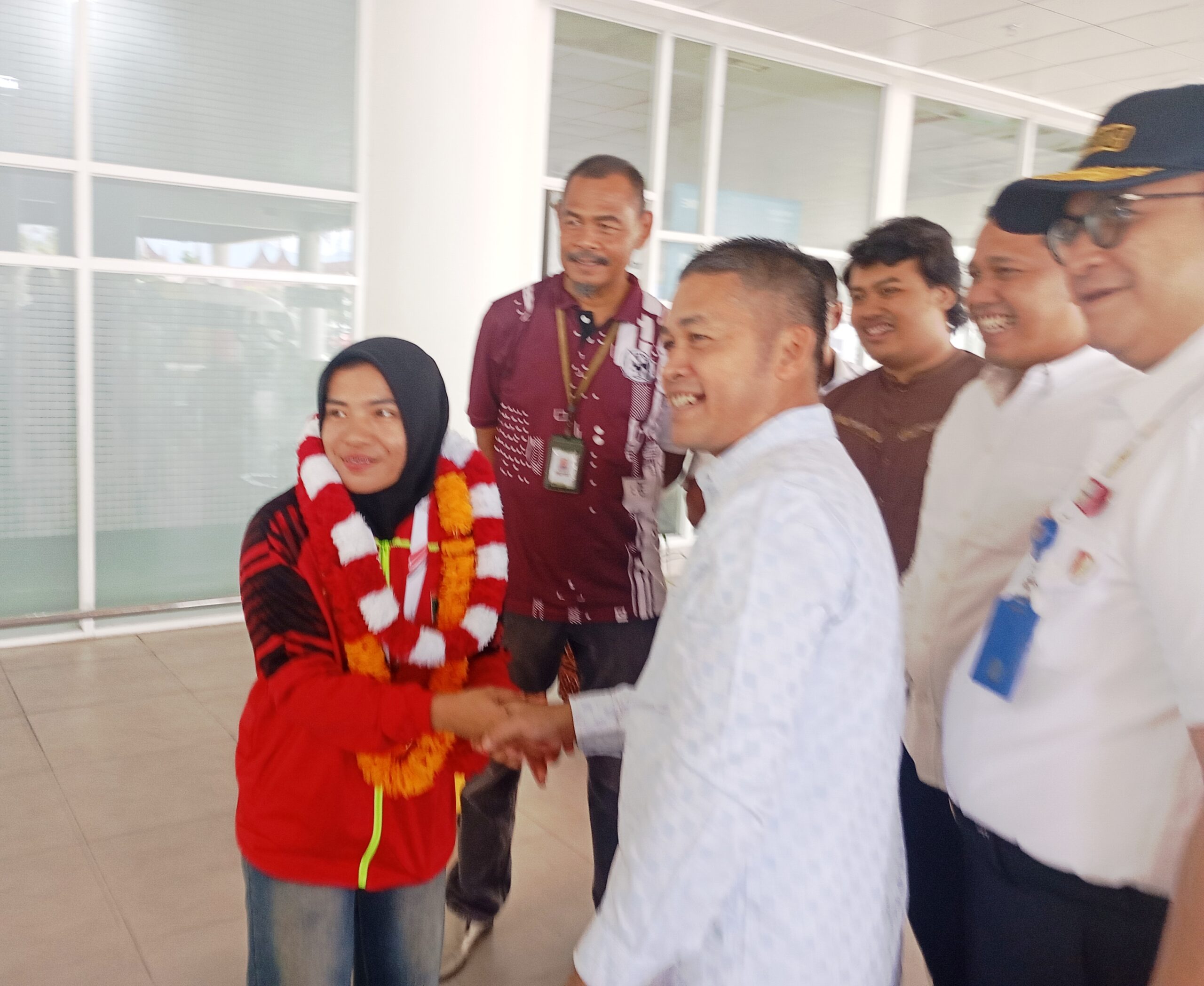 Yusma Deswita Peraih Emas Pertama PON Beladiri disambut Ketua KONI Padang 