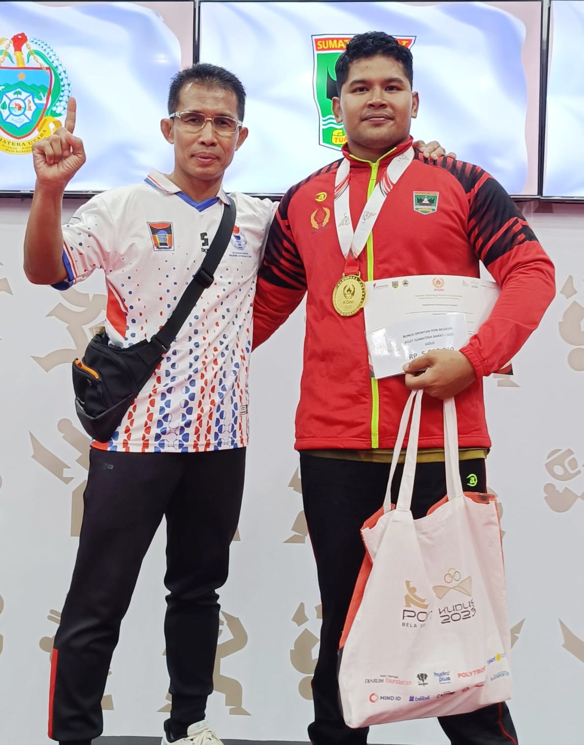 Emas Kedua Sumbar di Persembahkan Pegulat Randa Rian Desta di PON Beladiri 2025