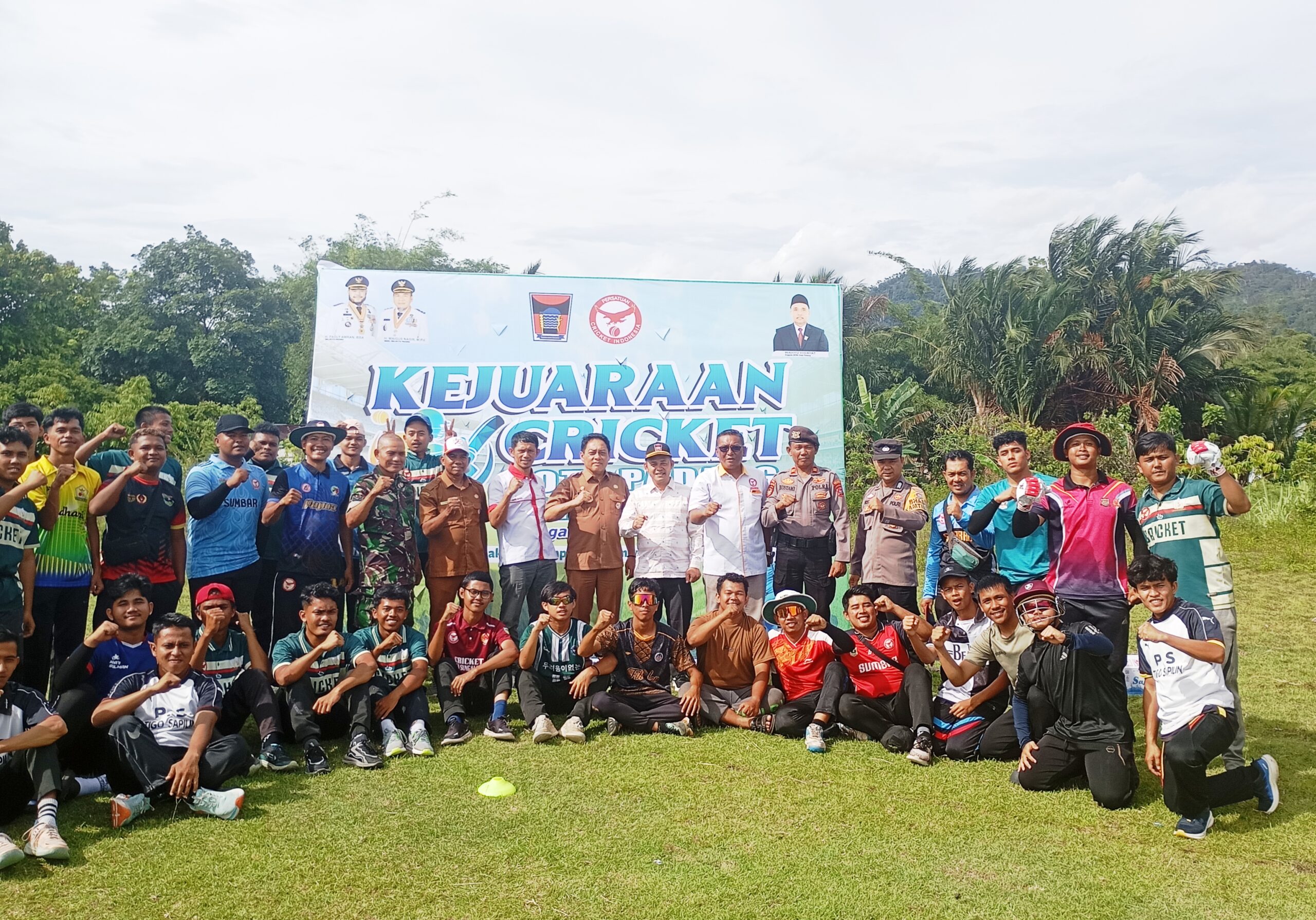 Dibuka Ketua KONI Padang Erianto, Enam Tim Cricket ‘Bakuhampeh’ di Lapangan Kompak FC