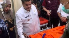 Bupati Agam Benni Warlis memantau penanganan korban dugaan keracunan siswa usai menyantap menu MBG, Rabu (1/10/2025). (Foto: Diskominfo Agam)