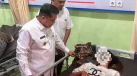 Bupati Agam Benni Warlis memantau penanganan korban dugaan keracunan siswa usai menyantap menu MBG, Rabu (1/10/2025). (Foto: Diskominfo Agam)