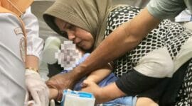 Seorang ibu memeluk anaknya yang tengah menjalani perawatan karena mengalami dugaan keracunan usai menyantap menu MBG, di Lubuk Basung, Kabupaten Agam, Rabu (1/10/2025). (Foto: Diskominfo Agam)