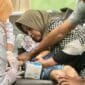 Seorang ibu memeluk anaknya yang tengah menjalani perawatan karena mengalami dugaan keracunan usai menyantap menu MBG, di Lubuk Basung, Kabupaten Agam, Rabu (1/10/2025). (Foto: Diskominfo Agam)