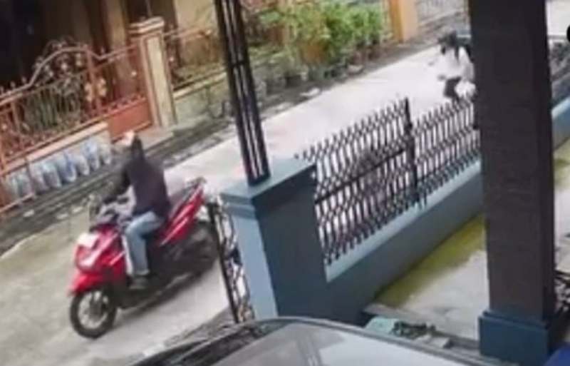 Seorang pelajar yang baru pulang sekolah menjadi korban Curanmor dengan modus pura-pura minta tumpangan di kawasan Komplek Perumahan Singgalang, Kota Padang. (Ist.)