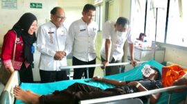 Direktur Pemantauan dan Pengawasan Wilayah I BGN, Dr. Harjito B saat meninjau pasien korban keracunan MBG, di RSUD Lubuk Basung. (Ist.)