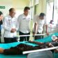 Direktur Pemantauan dan Pengawasan Wilayah I BGN, Dr. Harjito B saat meninjau pasien korban keracunan MBG, di RSUD Lubuk Basung. (Ist.)