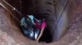 Petugas Pemadam Kebakaran Posko Lareh Sago Halaban saat melakukan proses evakuasi dramatis terhadap pelajar Viona Ushuwatul Hasanah yang tercebur ke dalam sumur sedalam 10 meter. (Ist.)