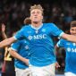 Pemain Napoli Rasmus Hojlund merayakan gol kemenangan ke gawang Genoa pada laga Serie A pekan keenam di Stadion Diego Armando Maradona, Minggu (5/10/2025) malam WIB. (Ist.)