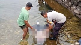 Petugas kepolisian bersama warga mengevakuasi jasad perempuan berinisial DS (27) asal Pekanbaru, yang ditemukan mengapung di Danau Maninjau. (Ist.)