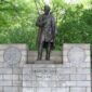 Patung Dr. J. Marion Sims yang didirikan di New York, kini menjadi kontroversi karena sejarah kelamnya yang menggunakan budak perempuan, Anarcha Westcott, sebagai objek percobaan medis tanpa persetujuan dan tanpa bius. ( Ist.)