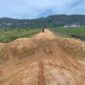 Warga Jorong Ketinggian menimbun jalan menuju kantor Dinas Pendidikan Limapuluh Kota sebagai bentuk protes terhadap pemerintah daerah. (Ist.)