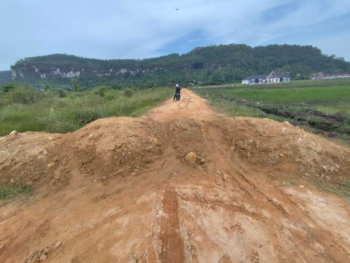 Warga Jorong Ketinggian menimbun jalan menuju kantor Dinas Pendidikan Limapuluh Kota sebagai bentuk protes terhadap pemerintah daerah.
