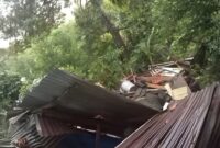 Rumah warga yang rusak akibat longsor di Labuhan Tarok, Kelurahan Bungus Barat, Kecamatan Bungus Teluk Kabung, Kota Padang, Minggu (19/10/2025). (Foto: BPBD Kota Padang)