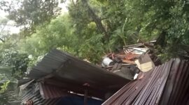 Rumah warga yang rusak akibat longsor di Labuhan Tarok, Kelurahan Bungus Barat, Kecamatan Bungus Teluk Kabung, Kota Padang, Minggu (19/10/2025). (Foto: BPBD Kota Padang)