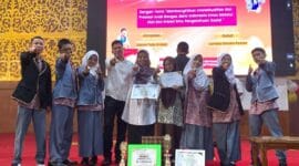Siswa MAN 1 Kota Padang berfoto bersama guru pembimbing usai meraih juara pada ajang Sosesco 2025 di UIN Imam Bonjol Padang, Selasa (14/10/2025). (Ist.)