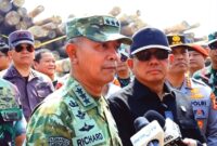 Kasum TNi Letjen TNI Richard Tampubolon menyampaikan keterangan terkait hasil operasi Satgas PKH berupa ribuan meter kubik kayu ilegal dari Mentawai yang disita di Gresik. (Ist.)