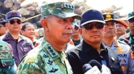 Kasum TNi Letjen TNI Richard Tampubolon menyampaikan keterangan terkait hasil operasi Satgas PKH berupa ribuan meter kubik kayu ilegal dari Mentawai yang disita di Gresik. (Ist.)