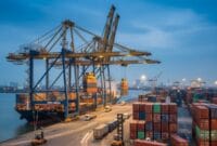 Ilustrasi - Kapal bersandar di pelabuhan saat proses bongkar muat barang. (Ist.)