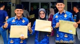 Tiga tenaga honorer MAN 3 Padang, Hidayat, Widya, dan Miftahul Qalbi, resmi dilantik sebagai ASN PPPK Formasi 2024 di Aula Amal Bakti Kanwil Kemenag Sumbar, Kamis (23/10/2025). (Ist.)