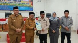 Ketua DPRD Tanah Datar Anton Yondra menyerahkan dokumen pandangan umum fraksi atas tiga ranperda, kepada Bupati Tanah Datar Eka Putra, dalam Rapat Paripurna di DPRD Tanah Datar, Selasa (14/10/2025). (Foto: Mardoni Saputra)