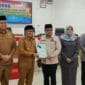 Ketua DPRD Tanah Datar Anton Yondra menyerahkan dokumen pandangan umum fraksi atas tiga ranperda, kepada Bupati Tanah Datar Eka Putra, dalam Rapat Paripurna di DPRD Tanah Datar, Selasa (14/10/2025). (Foto: Mardoni Saputra)