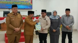 Ketua DPRD Tanah Datar, Anton Yondra, menerima Nota Penjelasan Terhadap Tiga Ranperda dari Bupati Eka Putra, disaksikan Wabup Ahmad Fadly, Wakil Ketua DPRD Nurhamdi Zahari dan Kamrita, di ruang sidang utama DPRD setempat. 